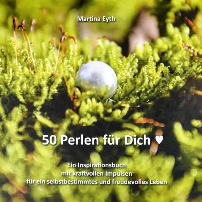 Es ist das Cover des Buches - 50 Perlen für Dich - zu sehen, eine Perle, die im Moos liegt.
