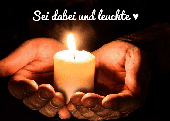 Zwei Hände halten eine leuchtende Kerze. Im Foto steht geschrieben - Sei dabei und leuchte ♥