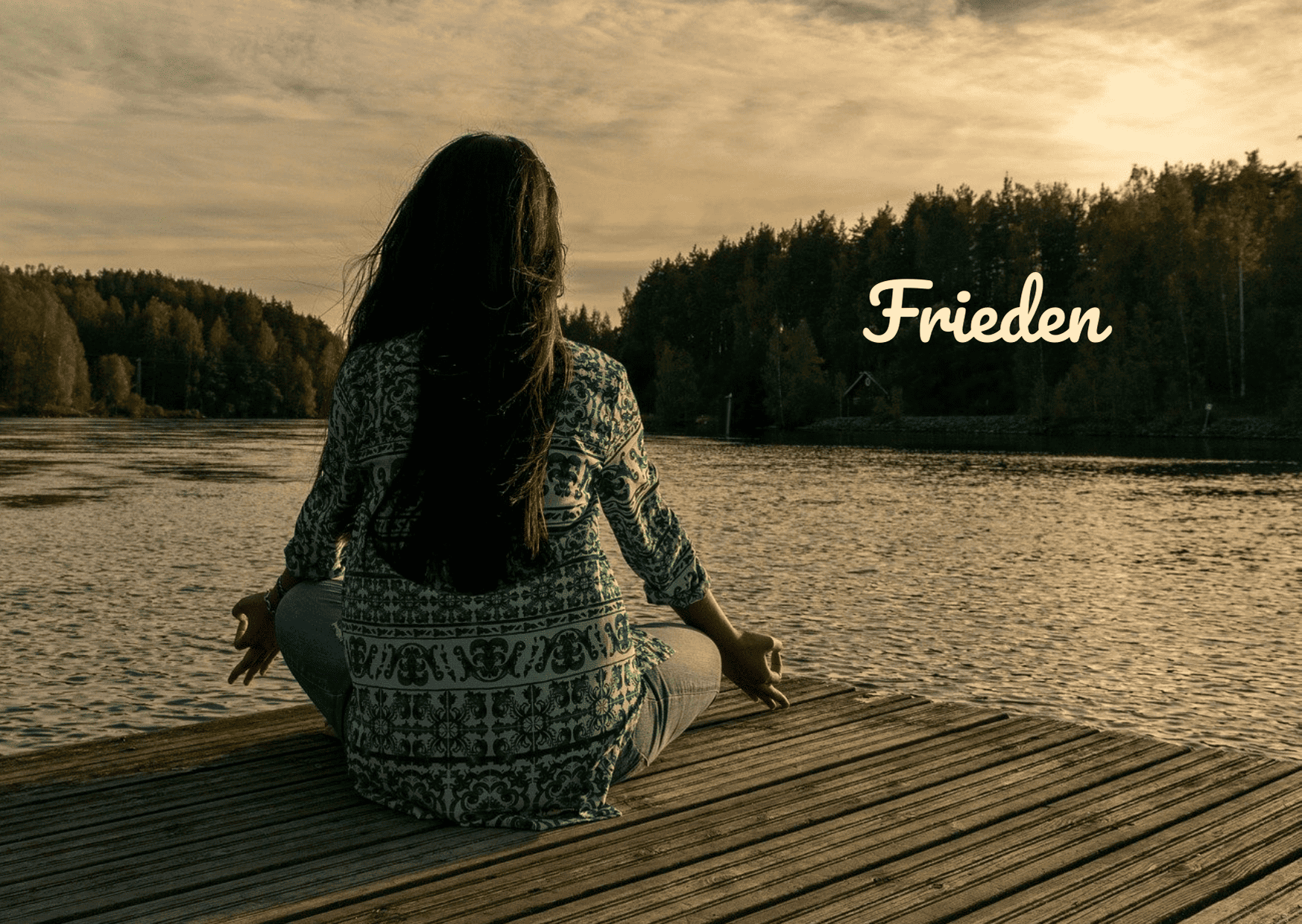 Podcast-Folge 16 – Hast Du auch keine Lust mehr zu kämpfen? - Eine Frau sitzt auf einem Steg an einem See, der umgeben ist von Bäumen. Im Foto steht - Frieden - geschrieben.