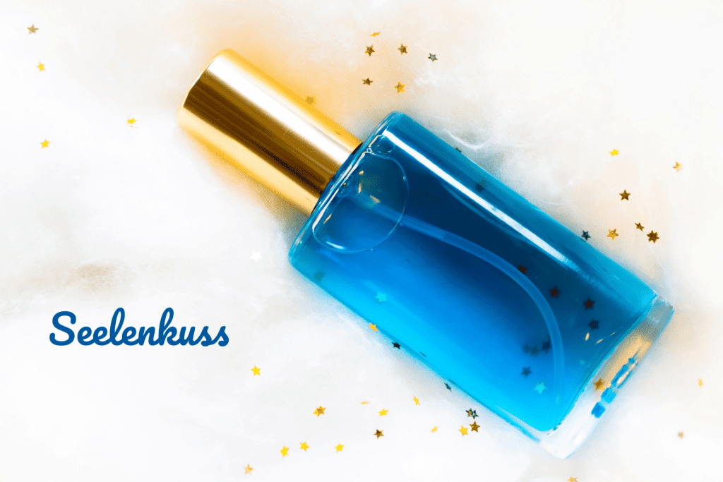Besonderes Weihnachtsgeschenk - Eine Flasche mit einer himmelblauen Flüssigkeit liegt auf einem Wattebett. Um die Flasche herum sind kleine goldene Sterne. Es steht - Seelenkuss - im Foto geschrieben.