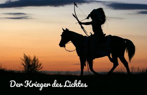 Blogbeitrag - Kennst Du den Unterschied zwischen Lichtarbeiter und Krieger des Lichts? - Im Foto ist ein Pferd zu sehen auf dem ein Indianer sitzt, der in der Abenddämmerung Pfeil und Bogen spannt.