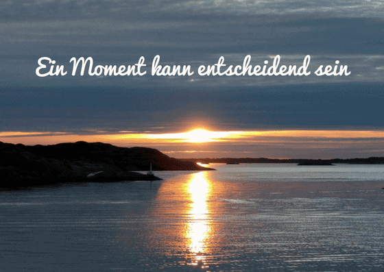 Sonnenuntergang am Meer und im Foto steht der Text - Ein Moment kann entscheidend sein